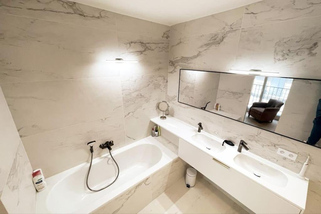 Tour Eiffel Champs- 6p Elysees 3 3 Bathrooms Apartment